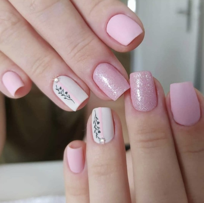 unhas decoradas na cor rosa