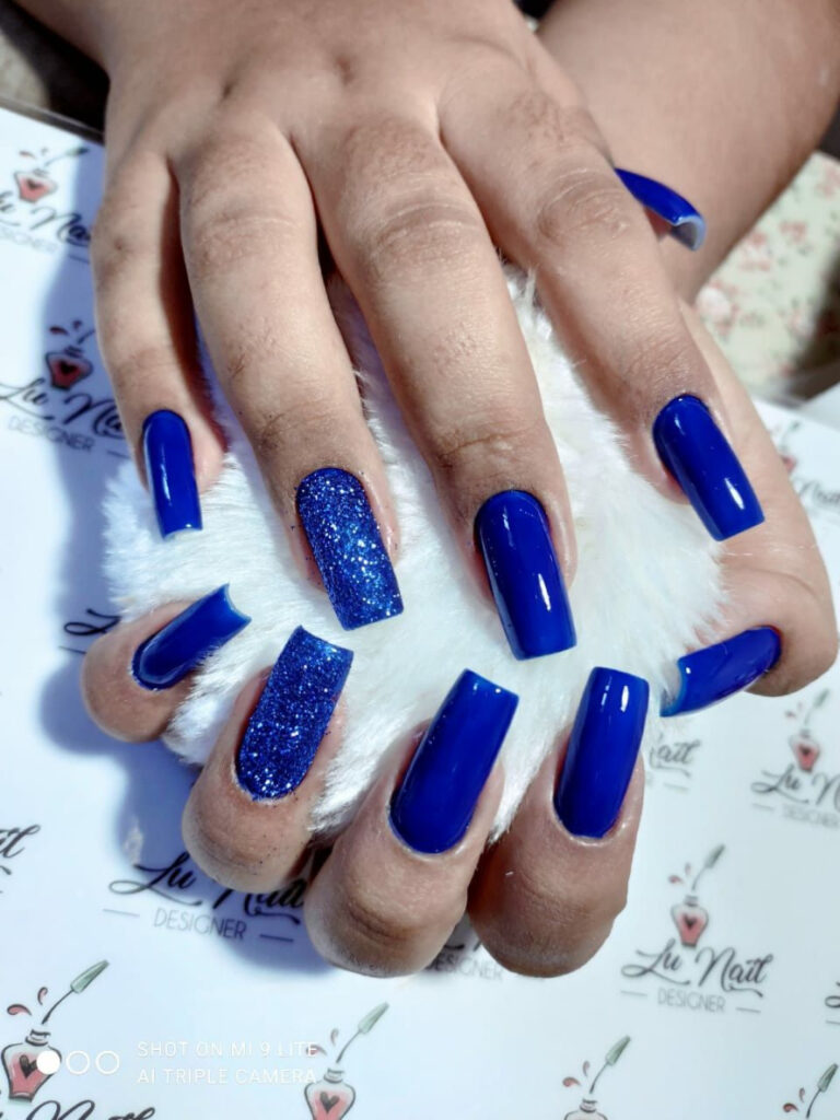 unhas azul escuro,azul escuro