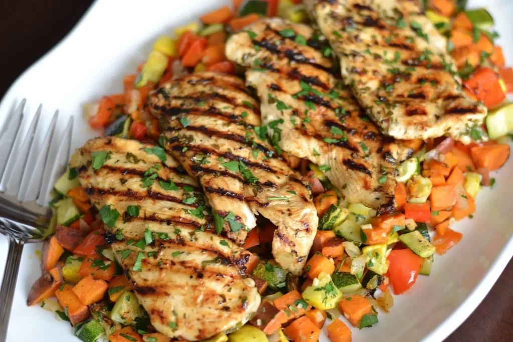 Alimentação Pós-Parto: 6 Receitas que Nutrem e Dão Energia 6 frango assado com legumes para alimentação pós-parto