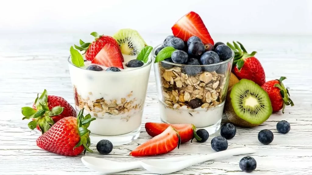 Alimentação Pós-Parto: 6 Receitas que Nutrem e Dão Energia 7 iorgurte com frutas para alimentação pós-parto