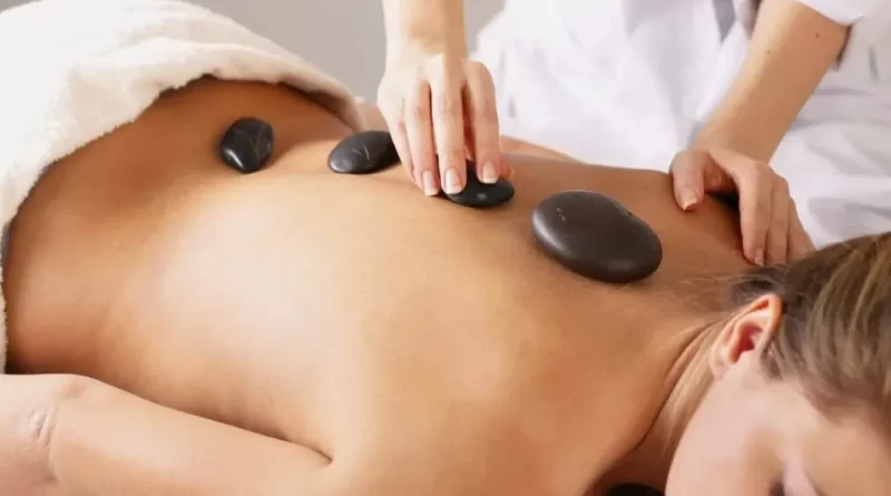 massagem com pedras quentes