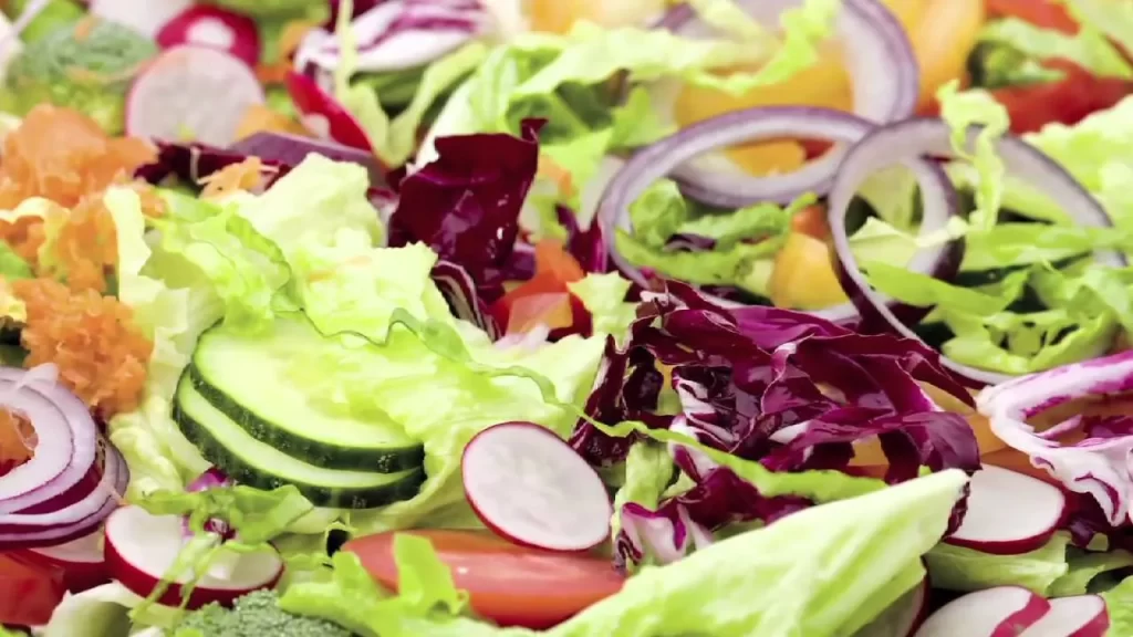 Alimentação Pós-Parto: 6 Receitas que Nutrem e Dão Energia 5 salada colorida para alimentação pós-parto