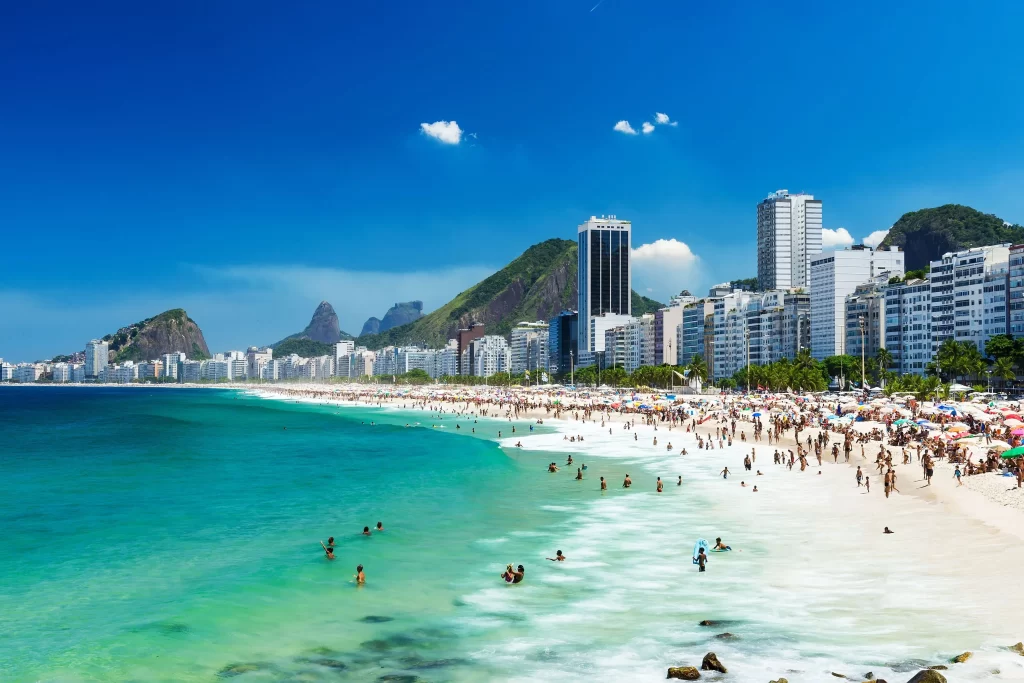 7 Lugares para Mulher Viajar Sozinha no Brasil 4 viajar sozinha para Copacabana rio de janeiro