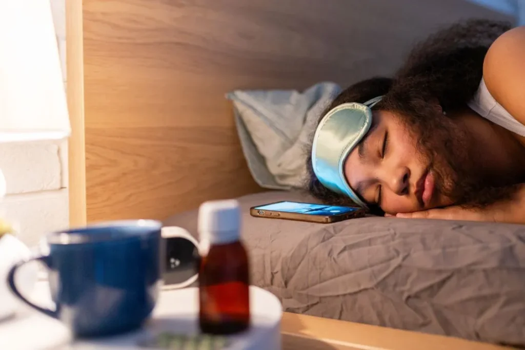 Como dormir com cabelo cacheado sem amassar 2 mulher com cabelo cacheado dormindo sem finalizar os cachos