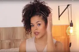 Como dormir com cabelo cacheado sem amassar 4 mulher com coque abacaxi