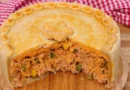 empadão de frango cremoso cortado em fatias