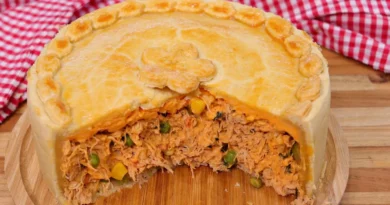 empadão de frango cremoso cortado em fatias