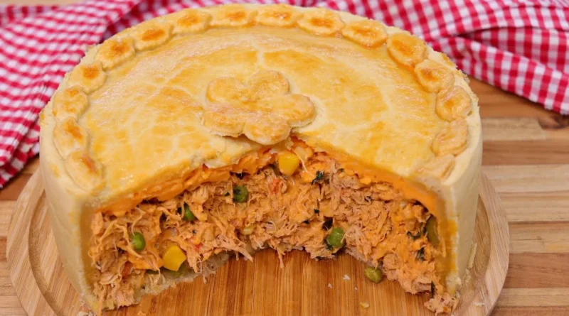 empadão de frango cremoso cortado em fatias