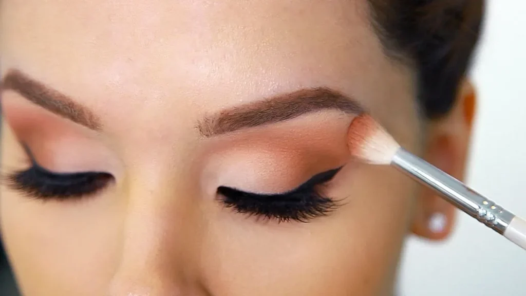 mulher maquiando os olhos