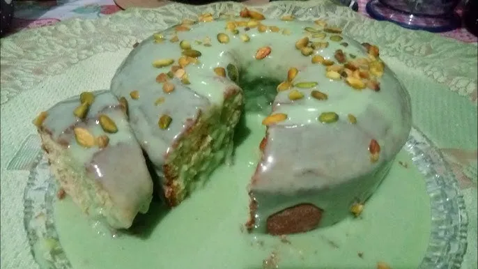 receita bolo vulcão de doce de leite com pistache com pistaches picados