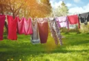 roupa pendurada ao sol sendo arejada para tirar cheiro de mofo das roupas