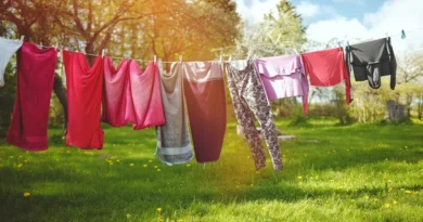 roupa pendurada ao sol sendo arejada para tirar cheiro de mofo das roupas