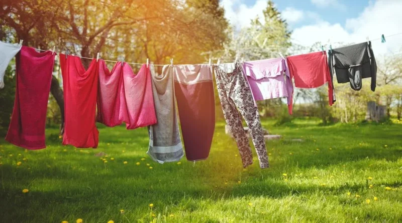 roupa pendurada ao sol sendo arejada para tirar cheiro de mofo das roupas