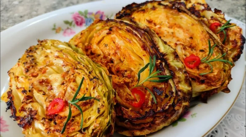 Repolho Assado com Crosta de Parmesão e Chili Oil 1 repolho assado com crosta de parmesão